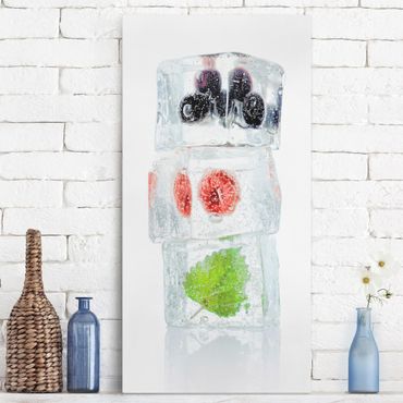 Impression sur toile - Raspberry lemon balm and blueberries in ice cube