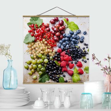 Tableau en tissu avec porte-affiche - Mixture Of Berries On Metal