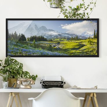 Poster encadré - Mountain Meadow With Flowers In Front Of Mt. Rainier