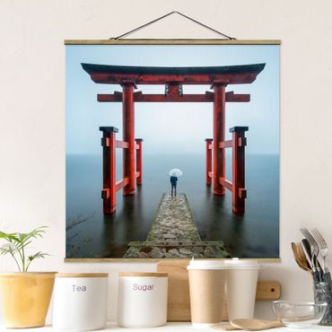 Tableau en tissu avec porte-affiche - Red Torii At Lake Ashi - Carré 1:1