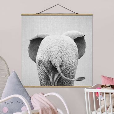 Tableau en tissu avec porte-affiche - Baby Elephant From Behind Black And White - Carré 1:1