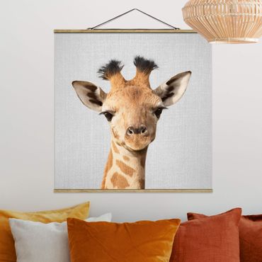 Tableau en tissu avec porte-affiche - Baby Giraffe Gandalf - Carré 1:1