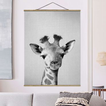 Tableau en tissu avec porte-affiche - Baby Giraffe Gandalf Black And White - Format portrait 3:4