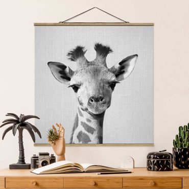 Tableau en tissu avec porte-affiche - Baby Giraffe Gandalf Black And White - Carré 1:1