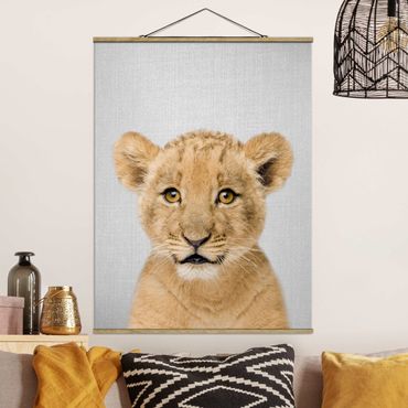 Tableau en tissu avec porte-affiche - Baby Lion Luca - Format portrait 3:4