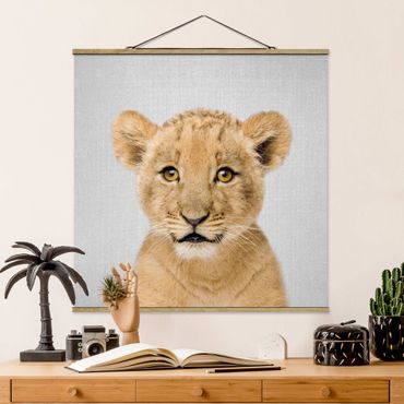 Tableau en tissu avec porte-affiche - Baby Lion Luca - Carré 1:1