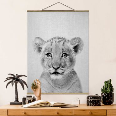 Tableau en tissu avec porte-affiche - Baby Lion Luca Black And White - Format portrait 3:4