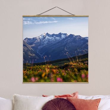 Tableau en tissu avec porte-affiche - Flowering Meadow In The Mountains - Carré 1:1