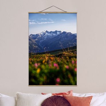 Tableau en tissu avec porte-affiche - Flowering Meadow In The Mountains - Format portrait 2:3