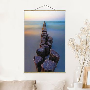 Tableau en tissu avec porte-affiche - Groynes At Sunset At The Ocean - Format portrait 2:3