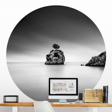 Papier peint rond autocollant plage - Rocky Island In The Sea Black And White