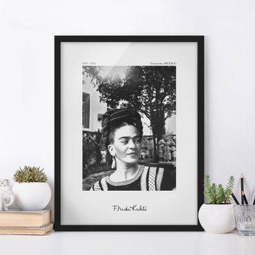 Poster encadré - Frida Kahlo Photograph Portrait In The Garden