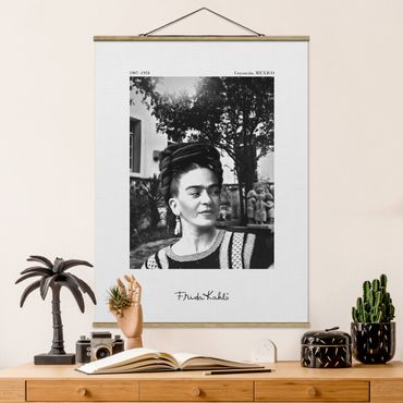 Tableau en tissu avec porte-affiche - Frida Kahlo Photograph Portrait In The Garden - Format portrait 3:4