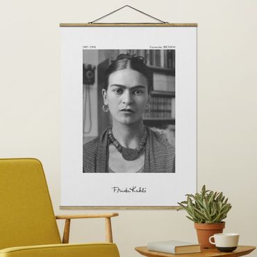 Tableau en tissu avec porte-affiche - Frida Kahlo Photograph Portrait In The House - Format portrait 3:4