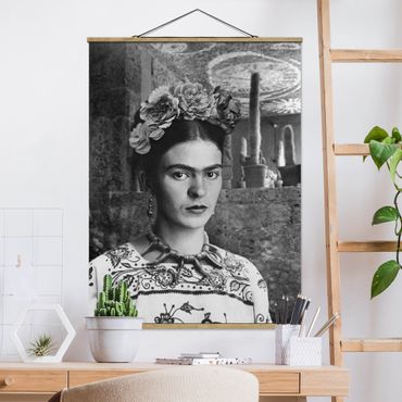 Tableau en tissu avec porte-affiche - Frida Kahlo Photograph Portrait With Cacti - Format portrait 3:4