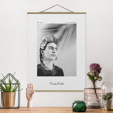 Tableau en tissu avec porte-affiche - Frida Kahlo Portrait With Jewellery - Format portrait 3:4