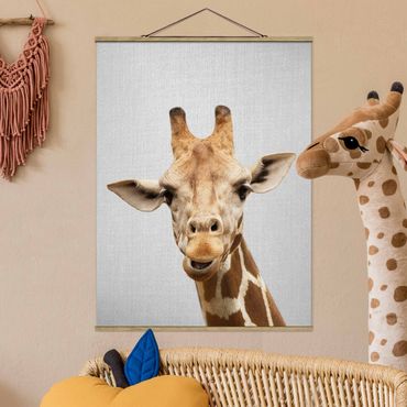 Tableau en tissu avec porte-affiche - Giraffe Gundel - Format portrait 3:4
