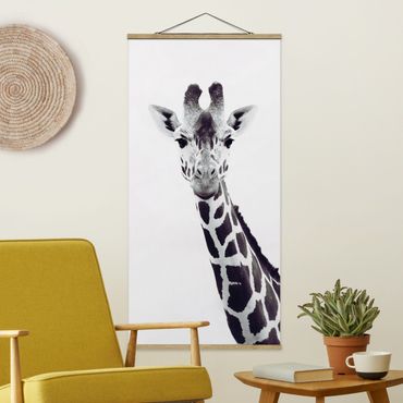 Tableau en tissu avec porte-affiche - Giraffe Portrait In Black And White - Format portrait 1:2