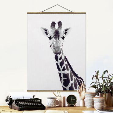 Tableau en tissu avec porte-affiche - Giraffe Portrait In Black And White - Format portrait 3:4
