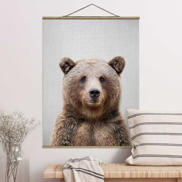 Tableau en tissu avec porte-affiche - Grizzly Bear Gustel - Format portrait 3:4