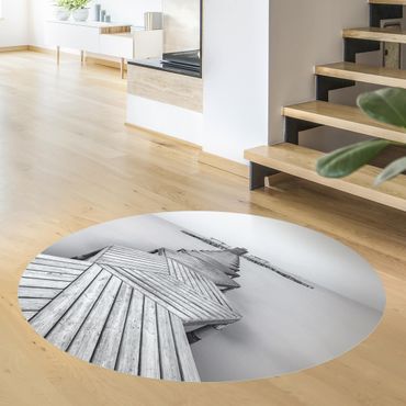 Tapis en vinyle rond|Wooden Pier And Black And White