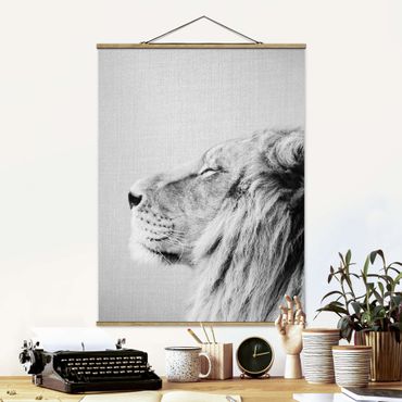 Tableau en tissu avec porte-affiche - Lion Leopold Black And White - Format portrait 3:4