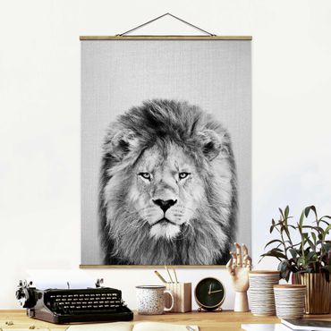 Tableau en tissu avec porte-affiche - Lion Linus Black And White - Format portrait 3:4
