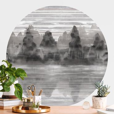 Papier peint rond autocollant - Montagnes pittoresques dans une brume mystique