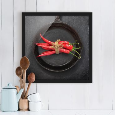 Poster encadré - Bundle Of Red Chillies In Frying Pan On Slate