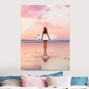 Tableau en verre - Surfer Girl With Board At Sunset