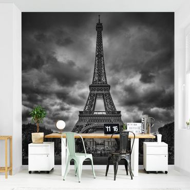 Papier peint - Eiffel Tower In Front Of Clouds In Black And White