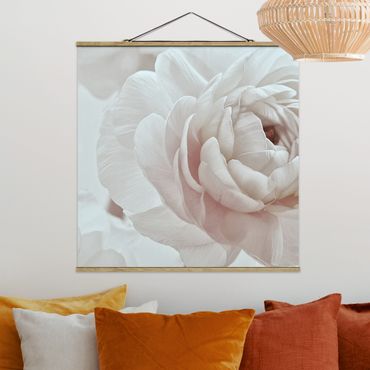 Tableau en tissu avec porte-affiche - White Flower In An Ocean Of Flowers - Carré 1:1
