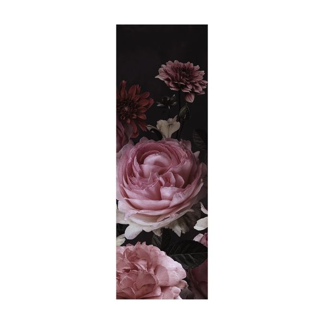 tapis modernes Fleurs roses sur fond noir vintage