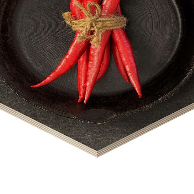 Tableaux bois Faisceaux de piments rouges dans une casserole sur une ardoise