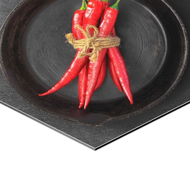 Tableaux muraux Faisceaux de piments rouges dans une casserole sur une ardoise