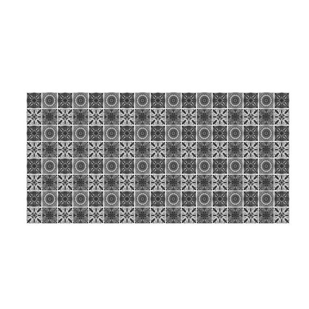 tapis imitation carrelage Mélange de motifs mandalas orientaux en noir et paillettes