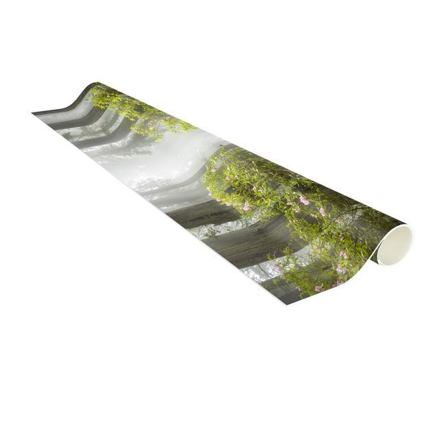 tapis modernes Chemin de forêt brumeux