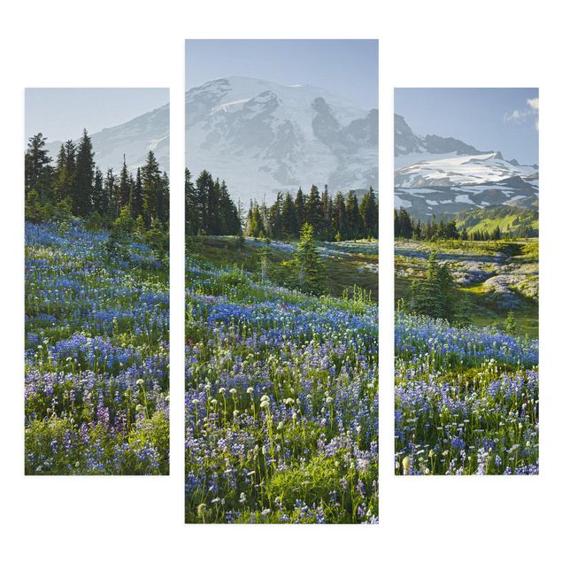 Toiles montagne Mountain Meadow With Blue Flowers in Front of Mt. Rainier