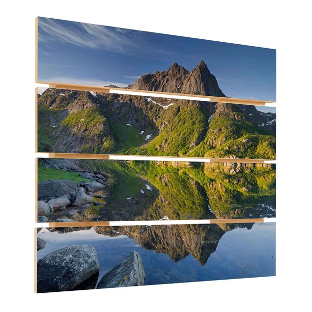 Impression sur bois Paysage de montagne avec reflet d'eau en Norvège