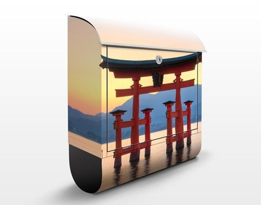 Boites aux lettres avec paysage Torii à Itsukushima