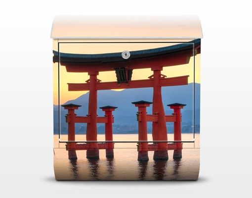 boite aux lettres moderne Torii à Itsukushima