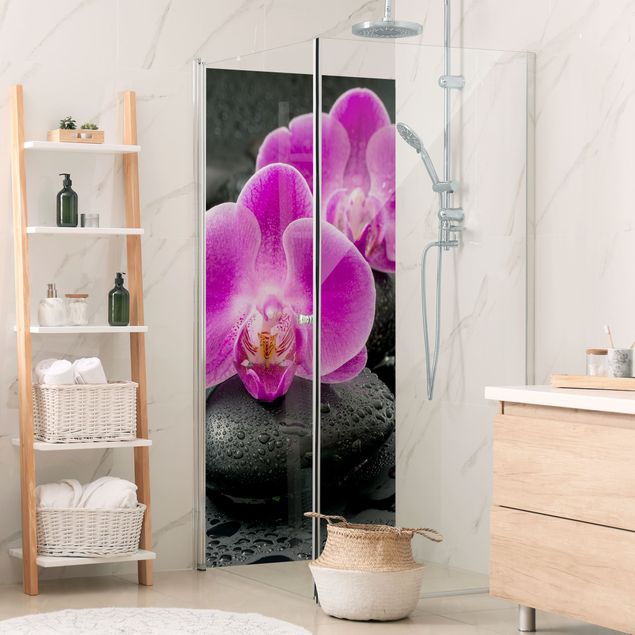 Revêtement mural douche Fleur Orchidée Rose sur Pierres avec Gouttes