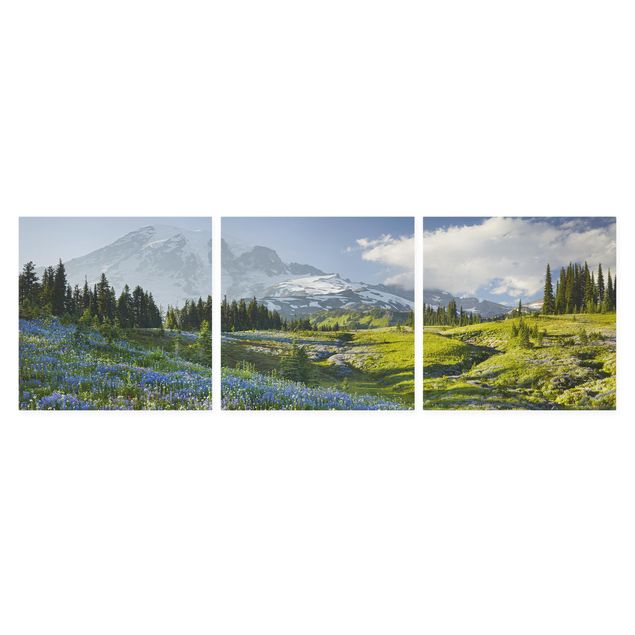 Tableau moderne Mountain Meadow With Blue Flowers in Front of Mt. Rainier