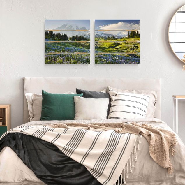 Tableaux en bois avec paysage Mountain Meadow With Blue Flowers in Front of Mt. Rainier