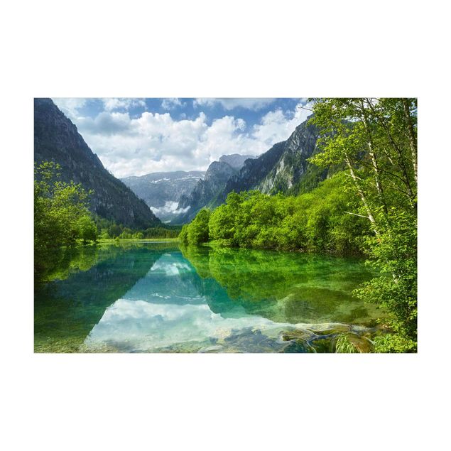 tapis animaux de la forêt Lac de montagne avec reflet de l'eau