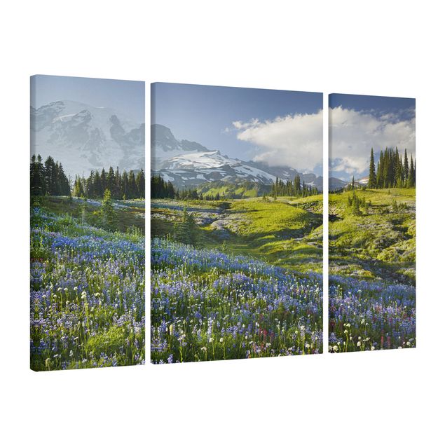 Tableau montagnes Mountain Meadow With Blue Flowers in Front of Mt. Rainier