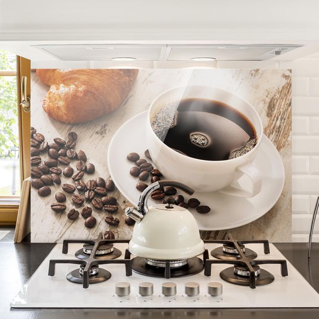 Déco mur cuisine Tasse de café à la vapeur avec des grains de café