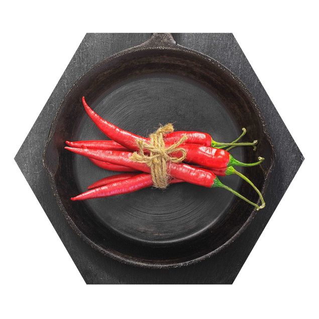 Tableaux forex Faisceaux de piments rouges dans une casserole sur une ardoise