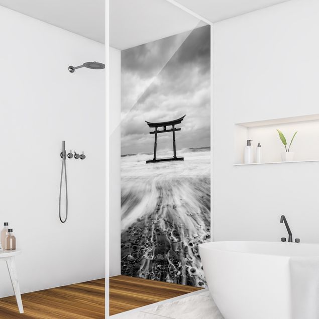 Panneau mural douche Torii japonais dans l'océan