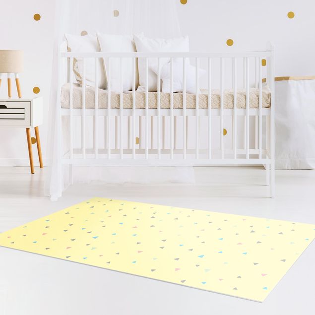 Déco chambre bébé Triangles colorés dessinés au pastel sur jaune